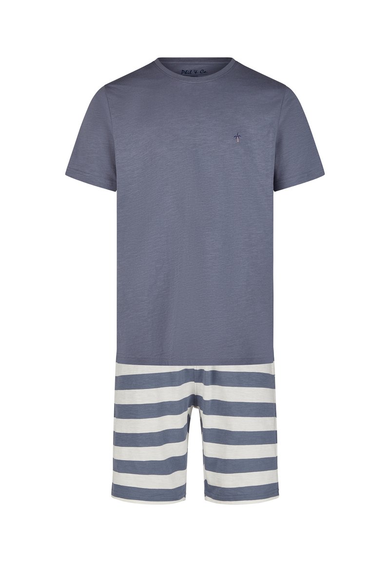 Camiseta gris de manga corta con un pequeño emblema, combinada con pantalones cortos a rayas azules y blancas, que cuentan con una suave tela texturizada.