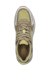 Sneakers z wiązaniem, wykonane z siateczki i zamszu w jasnym żółtym, beżowym i białym kolorze. Wyposażone w wyściółkę i wyraźne detale szycia.