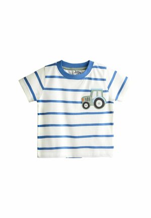 Biała koszulka dla małego dziecka z niebieskimi poziomymi paskami oraz małą szaro-niebieską łatką z traktorem na lewej stronie klatki piersiowej.