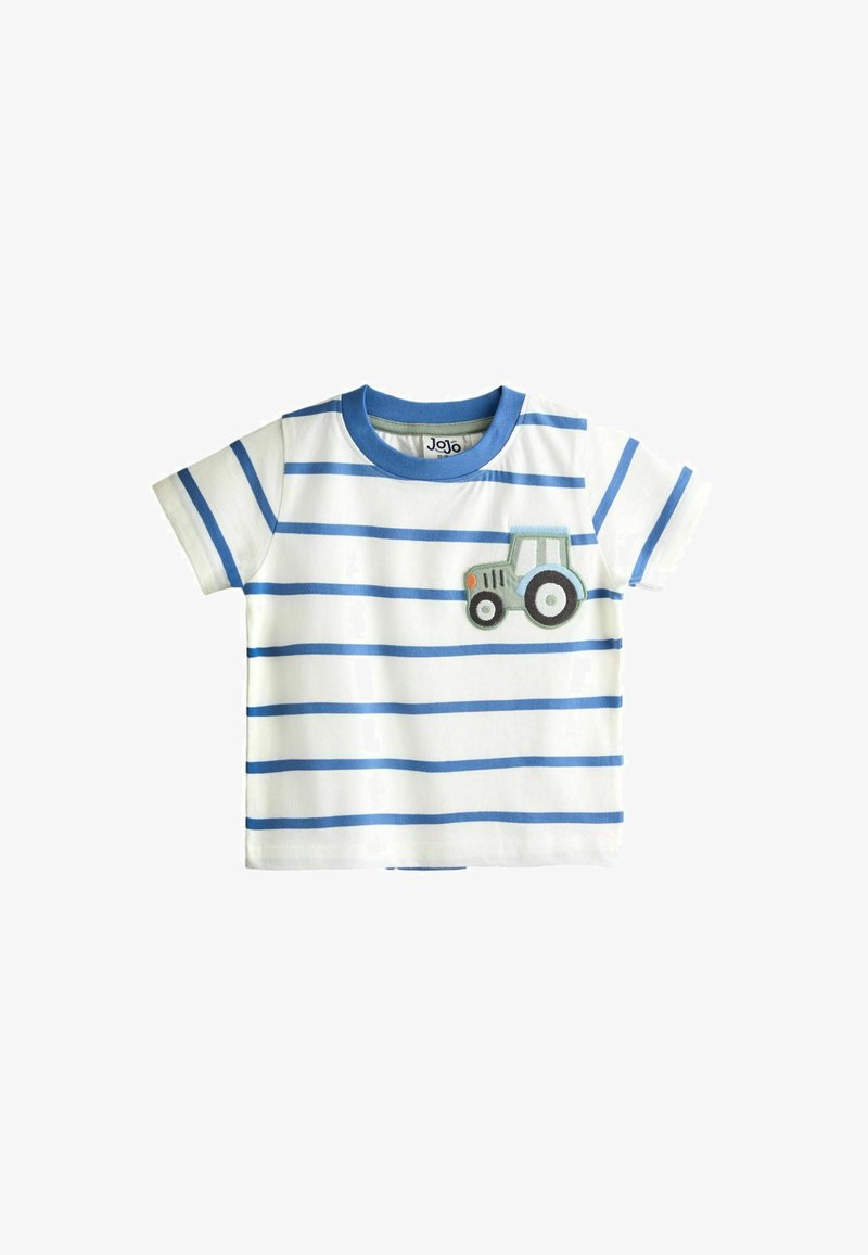T-shirt blanc pour tout-petit avec des rayures horizontales bleues et un petit écusson de tracteur gris et bleu sur le côté gauche de la poitrine.