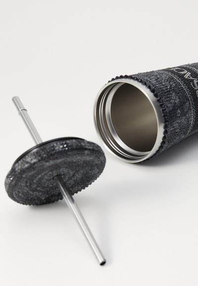 Tazza da viaggio in acciaio inossidabile con impugnatura in silicone nero texture, coperchio rimovibile e cannuccia metallica. Presenta una finitura interna liscia.