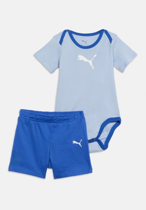 Body corto per neonati a maniche corte azzurro chiaro con rifiniture blu e pantaloncini con vita elastica blu abbinati, entrambi con logo Puma bianco.