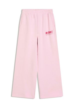 Roza široke trenirka hlače iz mehke bombažne tkanine, z elastičnim pasom, stranskimi žepi in potiskanim logotipom v temnejši roza barvi na sprednji strani.