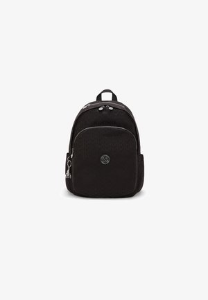 Zaino nero con un motivo testurizzato, forma arrotondata, due scomparti con cerniera e un charm decorativo sul lato.