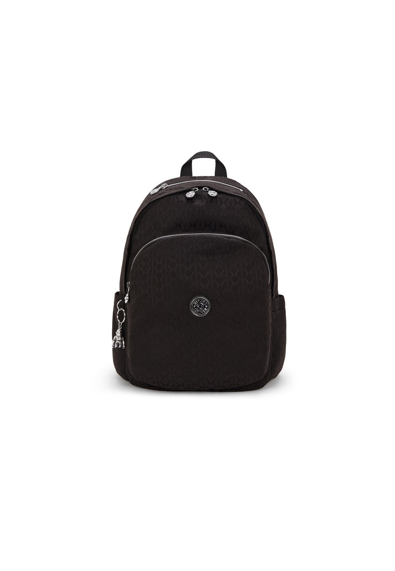 Mochila negra con un patrón texturizado, forma redondeada, dos compartimentos con cremallera y un charm decorativo en el lateral.
