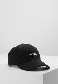 Cappellino da baseball nero in cotone con visiera curva e fibbia regolabile. Presenta una toppa rettangolare bianca con la scritta "VANS".