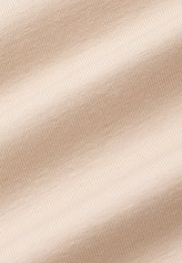 Jasnobeżowa żebrowana tkanina o gładkiej fakturze, z delikatnymi pionowymi liniami i miękkim połyskiem. Idealna do odzieży lub tapicerki.