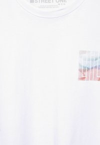 Bílý bavlněný tričko s tištěnou grafikou v modro-červených gradientových barvách, umístěnou na levé straně, s kulatým výstřihem.