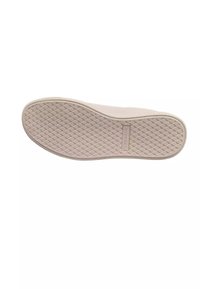 Sola di sneaker beige chiaro con una presa testurizzata a motivo diamante. Design flat con bordi arrotondati e un discreto logo del brand al centro.