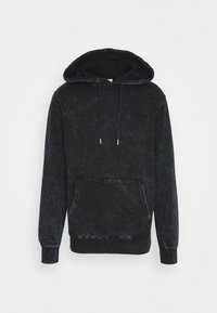 Černá, strukturovaná mikina s kapucí na šňůrku, přední klokanní kapsou a žebrovanými manžetami. Na hrudi se nachází malé logo.