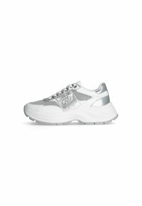 Le sneakers argento e bianche presentano un mix di materiali metallici e testurizzati, una punta arrotondata, una suola spessa e un logo decorativo sul lato.