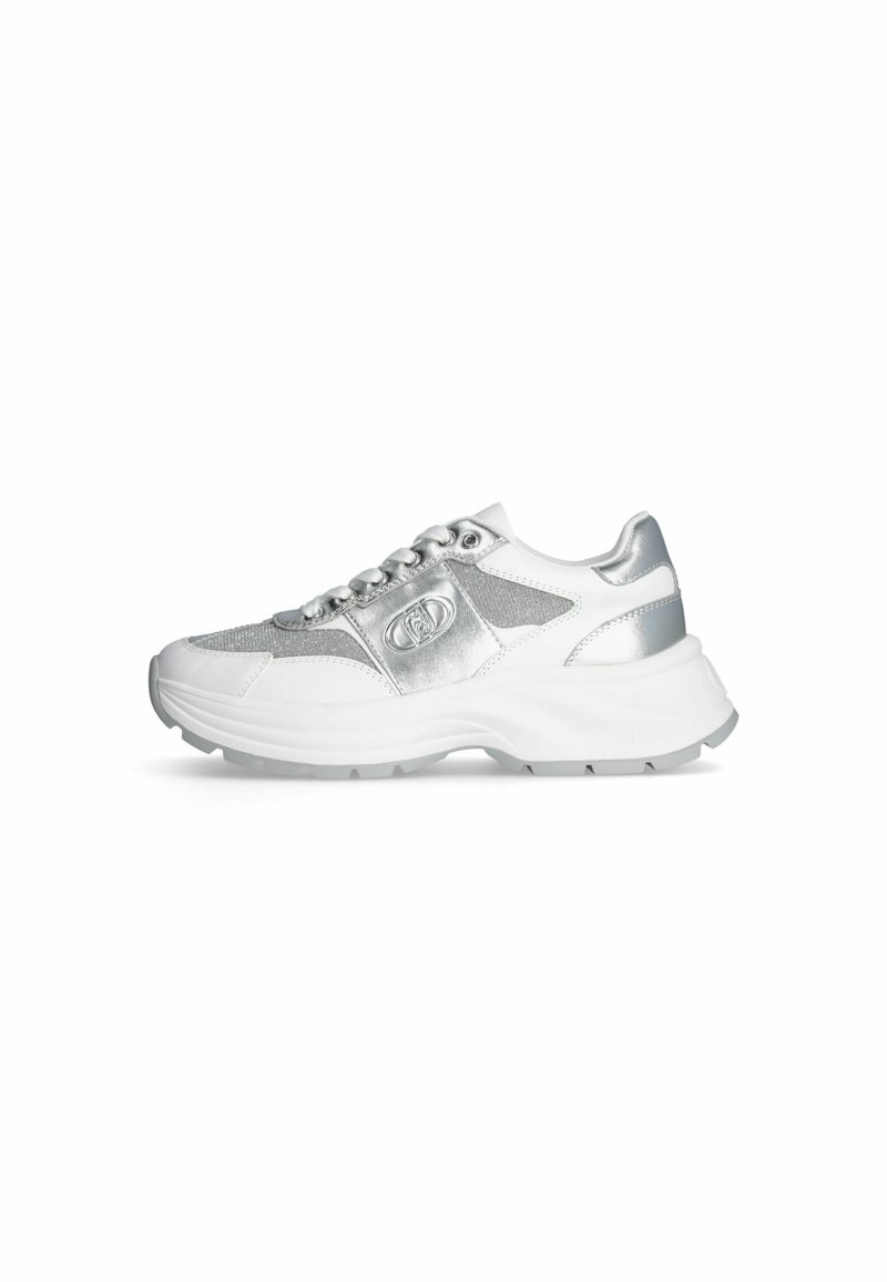 Le sneakers argento e bianche presentano un mix di materiali metallici e testurizzati, una punta arrotondata, una suola spessa e un logo decorativo sul lato.