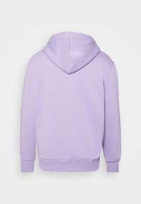 Felpa con cappuccio lilla, dal tocco morbido, con polsini e orlo a coste. Presenta una cucitura centrale sul retro e un cappuccio arrotondato.