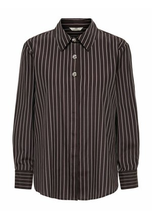 Chemise marron rayée à boutons, dotée d'un col, de manches longues et de boutons décoratifs imitant des cristaux sur le devant. Rayures verticales, texture lisse.