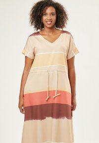 Vestido de manga corta beige con escote en V, que presenta rayas horizontales en melocotón, naranja y rojo oscuro. Incluye un cinturón ajustable con cordón.