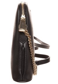 Černá kožená kabelka s texturovaným povrchem, zlatým zipem a řetízkem, s tenkým profilem a kapsou na zip.
