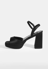 Schwarze Satin-Plateau-Sandalen mit weit geöffnetem Zehenbereich und verstellbarem Knöchelriemen. Mit einem stabilen, klobigen Blockabsatz ausgestattet.