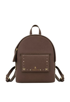Zaino in pelle marrone con tasca frontale decorata con borchie dorate, fiocchi e logo L'ATELIER DU SAC, spallacci regolabili e manico superiore.