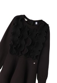 Schwarzes Kleid mit einem gerippten Rüschendesign über der Brust, langen Ärmeln und einem Reißverschluss auf der Rückseite; mit einem kleinen Logo-Detail.