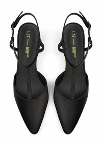 Černé saténové slingback boty s špičatou špičkou, tenkým řemínkem a uzávěrem na přezku, texturovanou stélkou a minimalistickým designem.