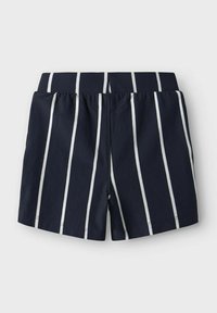 Pantaloncini blu navy con strisce verticali bianche, dotati di una cintura elastica e di una vestibilità ampia. Tessuto morbido con tasche laterali.