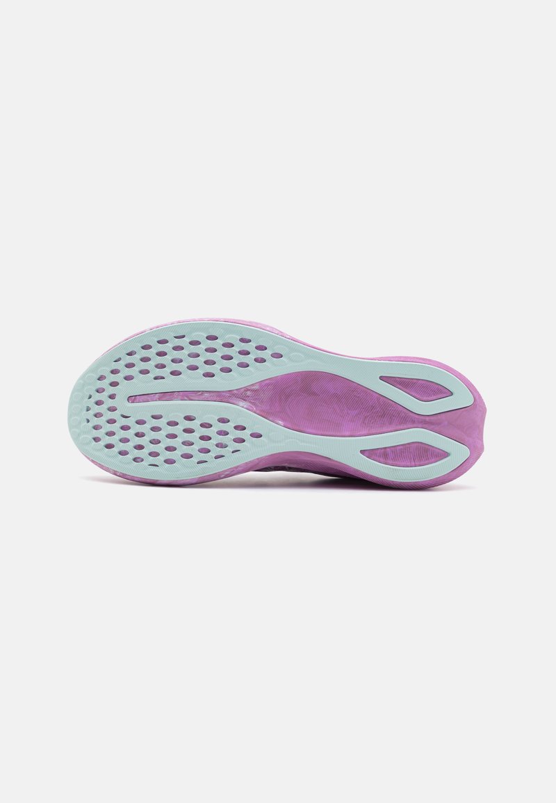 Semelle de chaussure avec une base violette, présentant un design texturé et des accents bleu clair. Des perforations pour la traction et la flexibilité.