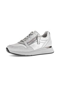 Grijze sportschoen met een suède bovenwerk en metallic accenten, gevouwen vetersluiting en een zijrits. De zool is zwart met een gestructureerd patroon.