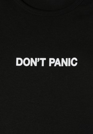 Czarna bawełniana koszulka z białym napisem "NIE PANIKUJ." Okrągły dekolt, gładka tekstura, prosty design.