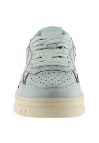Sneaker in pelle azzurro chiaro con dettagli rosa, fori per la ventilazione, lacci tondi e suola in gomma crema testurizzata.
