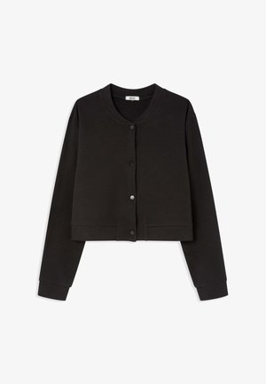 Cardigan court noir en tissu doux, avec des manches longues, un col rond et cinq boutons sur le devant avec une texture lisse.