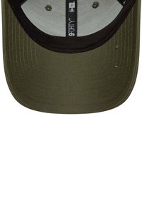 Oliwkowa czapka baseballowa z czarnym, zakrzywionym daszkiem, teksturowana tkanina oraz gładka podszewka. Posiada przeszycia i otwory wentylacyjne.