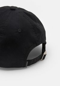 Fekete baseball sapka állítható szövetpánttal és fém csattal, hátul pedig egy kis "PULL&BEAR" márkacímkével.