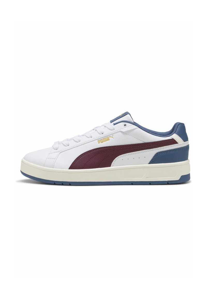 Hvide lædersneakers med maroon- og marineblå accenter, der har et struktureret panel, polstret krave og gummisål med detaljeret syning.