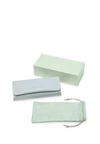 Custodia per occhiali in pelle grigia con patta pieghevole, sacchetto con coulisse verde menta e scatola verde chiaro con marchio dorato.