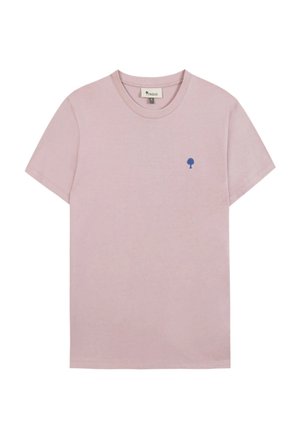 Camiseta de manga corta color rosa claro con cuello redondo, con pequeño logo de árbol azul en el lado izquierdo del pecho y etiqueta de la marca en el interior del cuello.