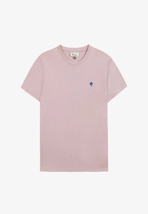 T-shirt rosa chiaro a maniche corte con scollo rotondo, piccolo logo ad albero blu sul lato sinistro del petto e etichetta del marchio all'interno del colletto.