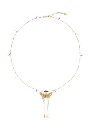 Collier en or avec un motif central ailé, orné de pierres roses, bleues et turquoise. De délicates chaînes s'étendent avec de petits pendentifs suspendus.