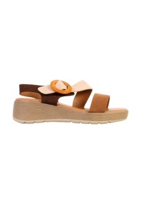 Sandale compensée avec des brides beiges, marron et camel, dotée d'une grande boucle ronde et d'une semelle texturée.