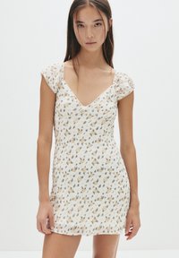 Weißes kurzes Kleid mit Blumenmuster, das über einen V-Ausschnitt und kurze Puffärmel verfügt, aus leichtem Stoff mit texturierter Oberfläche.