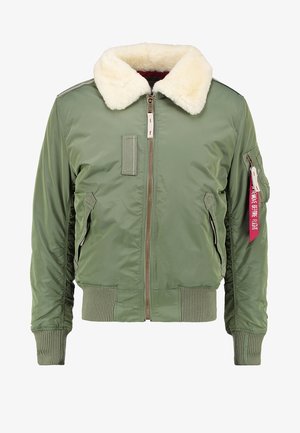 Zielona kurtka bomberka z kołnierzem z sztucznego futra, zamek błyskawiczny z przodu, ściągacze u dołu rękawów i w pasie. Posiada boczną kieszeń i szczegóły w postaci czerwonej metki.