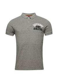 Polo gris hecho de tela texturizada. Presenta un cuello, mangas cortas y un logotipo impreso en la parte frontal. Diseño casual.
