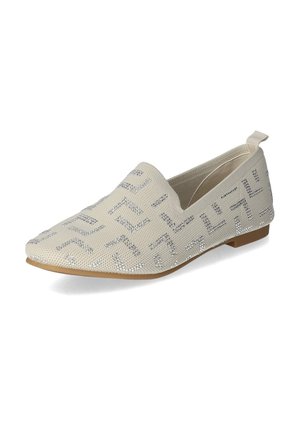 Zapatos beige tipo slip-on con un upper de punto texturizado y patrones geométricos plateados, que cuentan con una suela plana y un pequeño tacón.