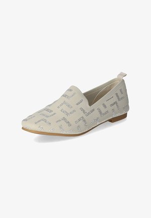 Zapatos beige tipo slip-on con un upper de punto texturizado y patrones geométricos plateados, que cuentan con una suela plana y un pequeño tacón.