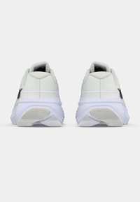 Λευκά αθλητικά παπούτσια με στρογγυλεμένες φτέρνες, υφή στην επάνω επιφάνεια και παχιά, επενδεδυμένη σόλα. Διαθέτουν μαύρο λογότυπο στο πλάι.