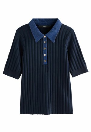 Granatowa prążkowana koszulka polo z krótkim rękawem, ciemnym denimu kołnierzem i czterema metalowymi guzikami na listwie.
