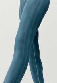 Tyrkysové legíny z hladkého, poloprůhledného materiálu s elegantním designem, úzce přiléhající k tělu, zvýrazňující kontury nohou.