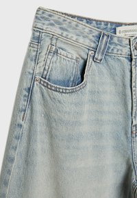 Lichtblauwe denim jeans met een klassiek vijf-pocket ontwerp, zichtbare stiksels en een licht vervaagde textuur. Het label is bevestigd aan de tailleband.