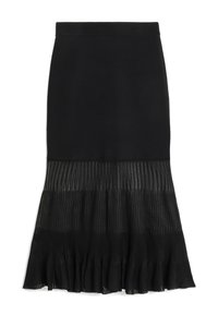 Schwarzer Rock mit einem figurbetonten Oberteil und einem ausgestellten, gefältelten Saum. Aus glattem Material gefertigt, mit einem strukturierten, gerafften unteren Abschnitt.