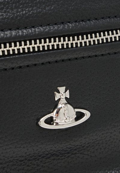 Μαύρη τσάντα από υφή δέρματος με φερμουάρ που έχει ασημένιο σχέδιο κορώνας και πλανήτη, με αντίθετα εξαρτήματα από ασημένιο μέταλλο.