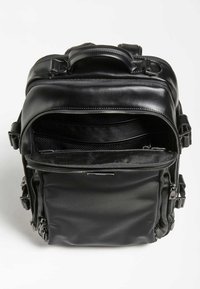 Svart ryggsäck med en slät, glänsande yta, dubbla dragkedjor, flera inre fack och texturerade detaljer. Idealisk för organisering.